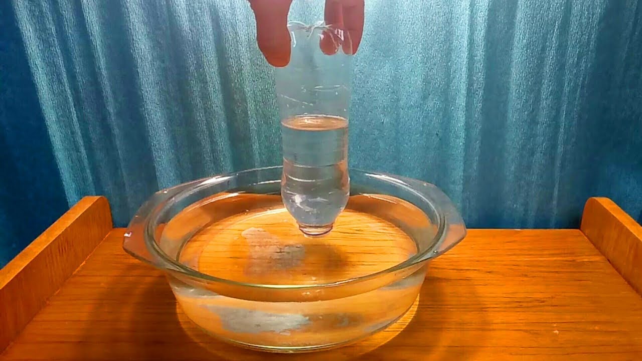 Если опустить металлическую миску в воду то. Эксперименты с водой. Эксперимент с бутылкой и водой. Опыт с давлением воды. Опыт со стаканом и водой.
